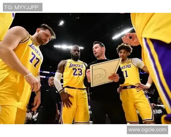 詹姆斯与足球明星激烈争论引发媒体热议双方观点各异引发球迷关注