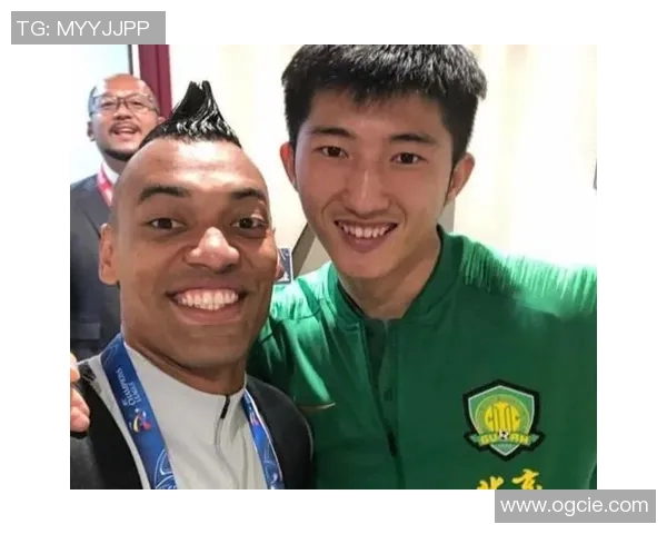 足球明星温情瞬间抱肩膀的亲密合影展现友谊与团结的力量