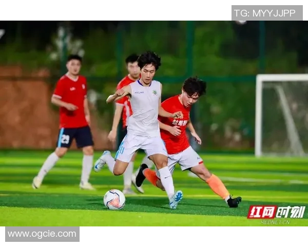 追逐梦想的绿茵场上与足球明星并肩作战的青春故事